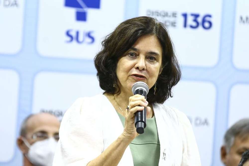 Nísia Trindade assume Saúde e diz que gestão será pautada pela ciência