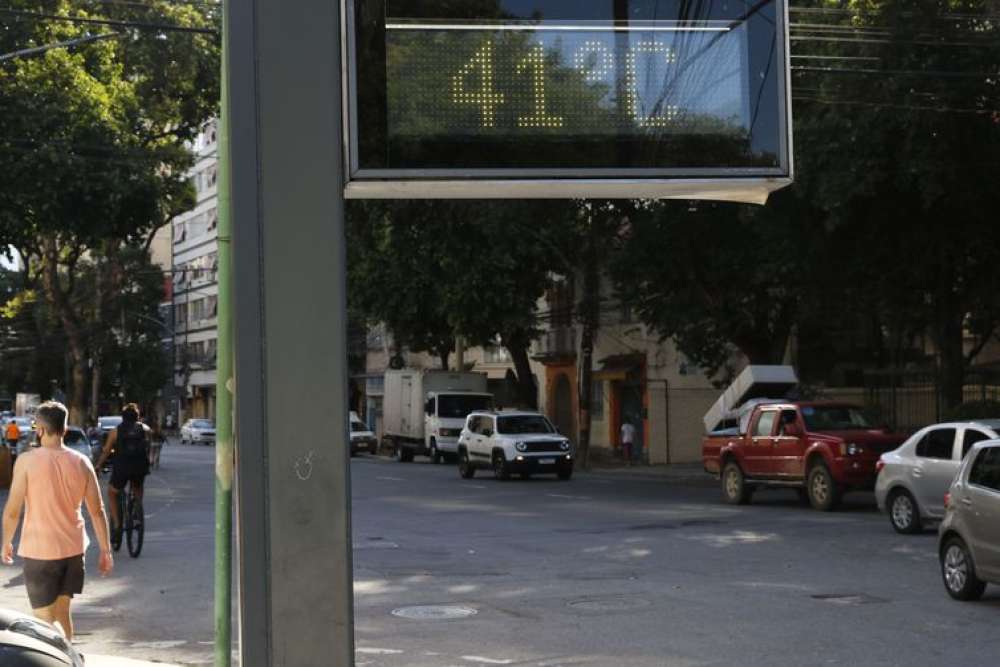 Rio: prefeitura autoriza servidores a usarem bermudas no verão