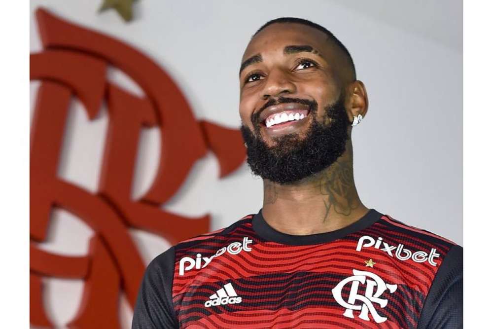 Meio-campista Gerson retorna ao Flamengo com contrato até 2027