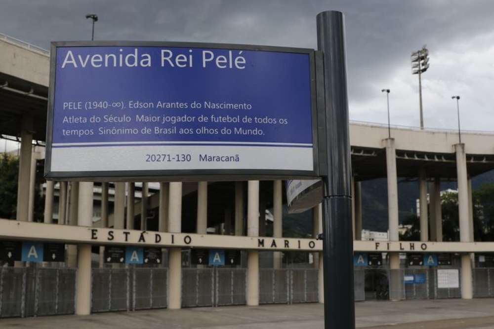 Prefeitura instala placas da Avenida Rei Pelé, em frente ao Maracanã