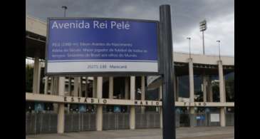 Prefeitura instala placas da Avenida Rei Pelé, em frente ao Maracanã