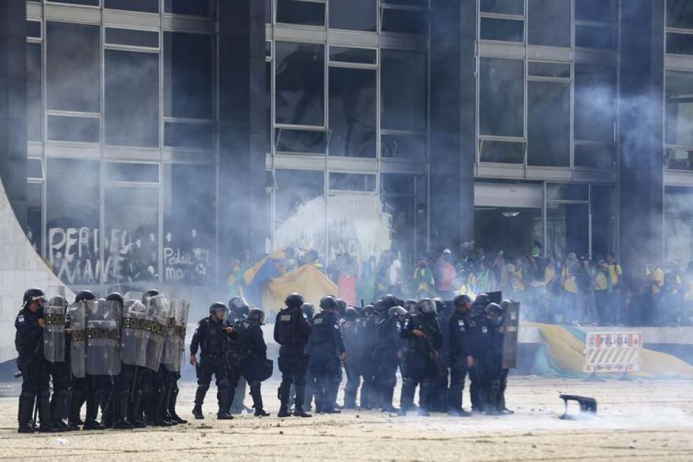 Forças de segurança conseguem desocupar rampa do Planalto