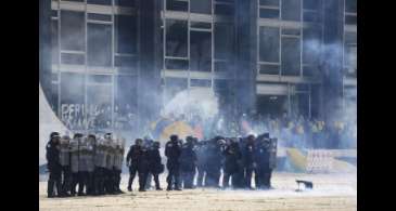 Forças de segurança conseguem desocupar rampa do Planalto