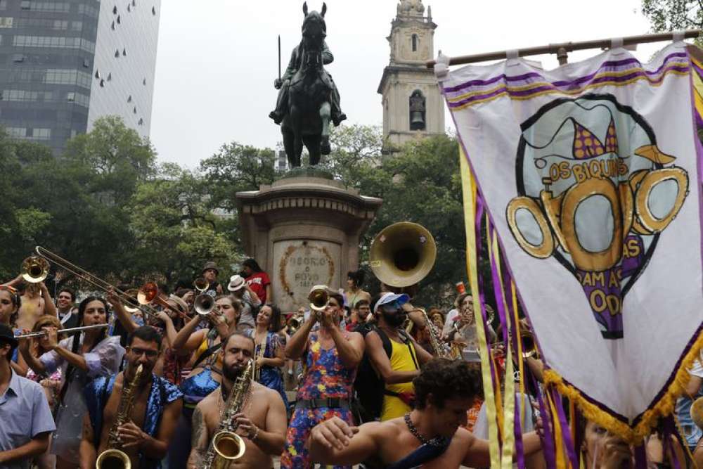 Blocos de carnaval tomam ruas do centro do Rio neste domingo