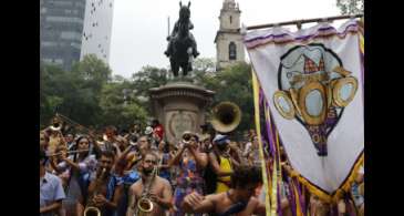 Blocos de carnaval tomam ruas do centro do Rio neste domingo