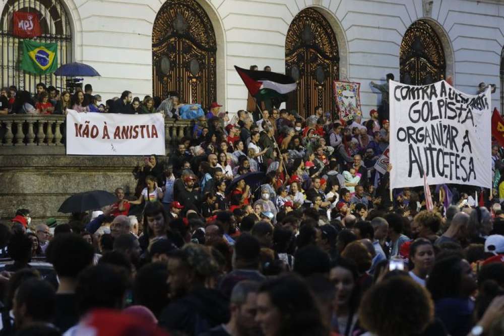 Ataques golpistas são condenados em ato pela democracia na Cinelândia