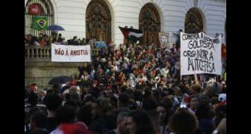 Ataques golpistas são condenados em ato pela democracia na Cinelândia