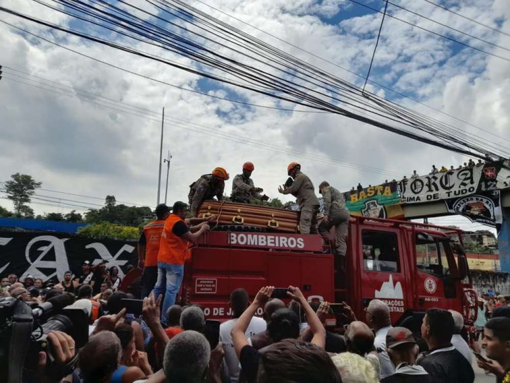 Maior ídolo do Vasco, Roberto Dinamite é sepultado em Caxias, no RJ