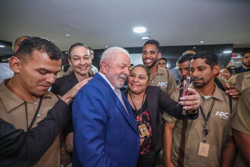 Lula agradece funcionários por limpeza do Planalto