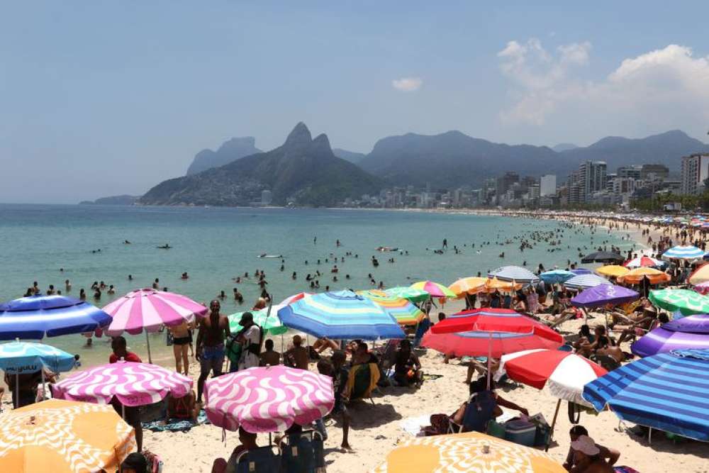 Mais de 610 toneladas de lixo são recolhidos das praias do Rio