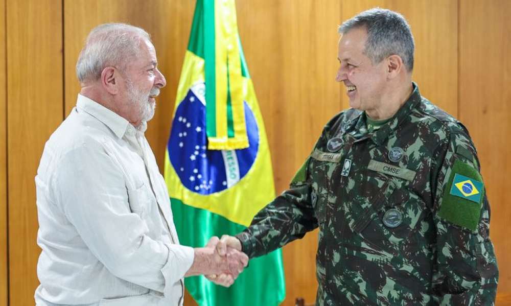 Exército tem novo comandante, general Miguel Ribeiro Paiva