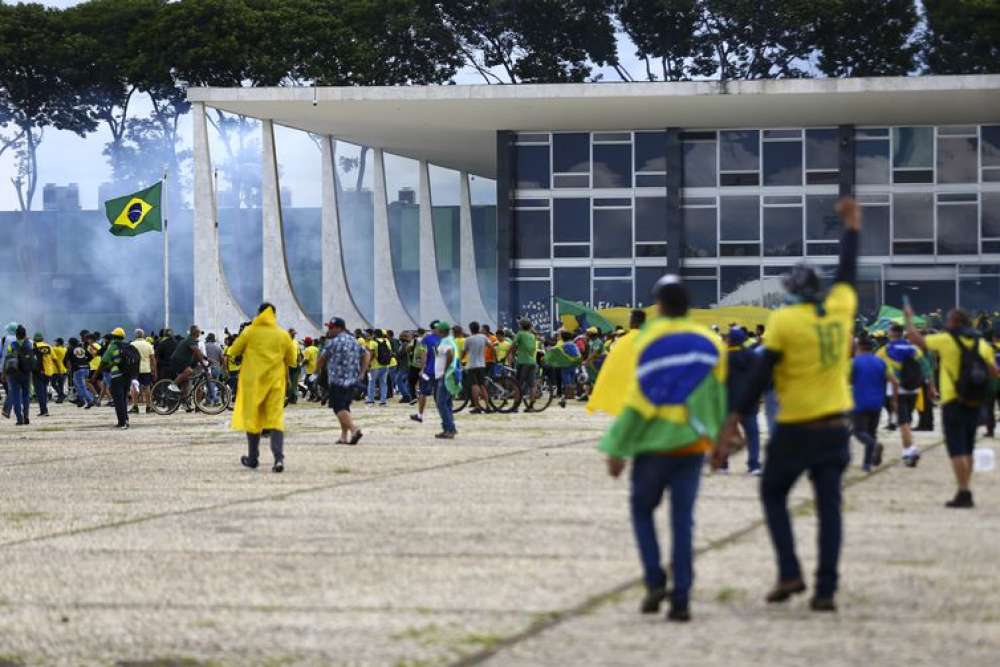 Imagens inéditas de câmeras de segurança mostram invasão do STF