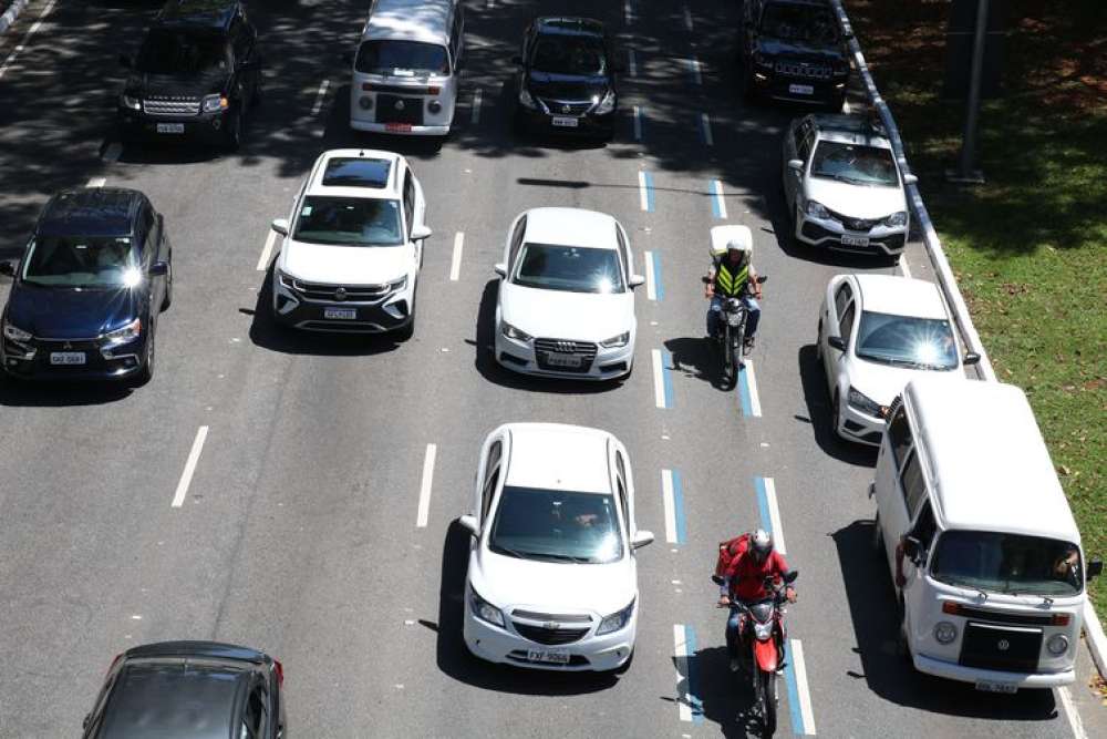 Prefeitura de SP anuncia mais 220 km de faixa azul para motos