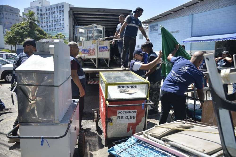 Fiscalização apreende mercadorias contaminadas em Copacabana