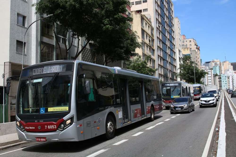 Idosos andar de ônibus, em São Paulo, usando gratuidade