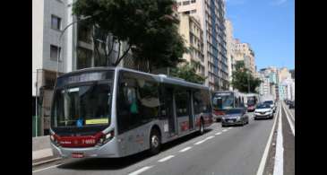 Idosos andar de ônibus, em São Paulo, usando gratuidade