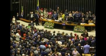 Deputados tomam posse na Câmara dos Deputados