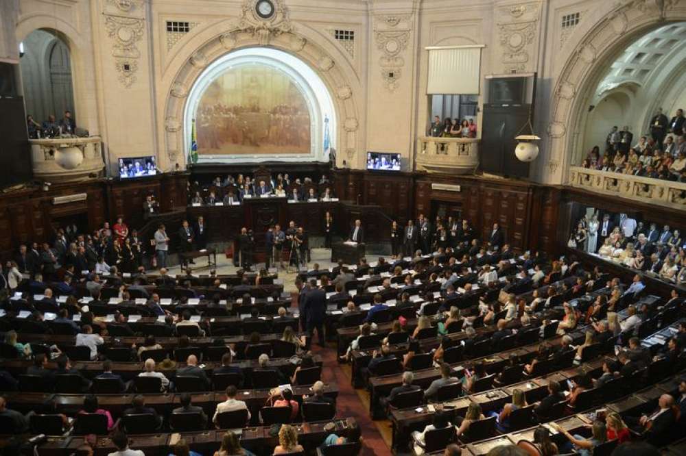 Rio: deputados estaduais eleitos tomam posse na Alerj