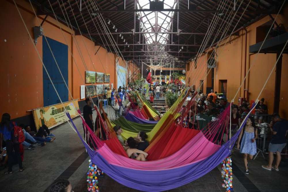 Bienal da UNE é aberta no Rio com pauta de reconstrução da educação