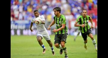 América-MG aproveita erros do Cruzeiro e vence clássico em Brasília