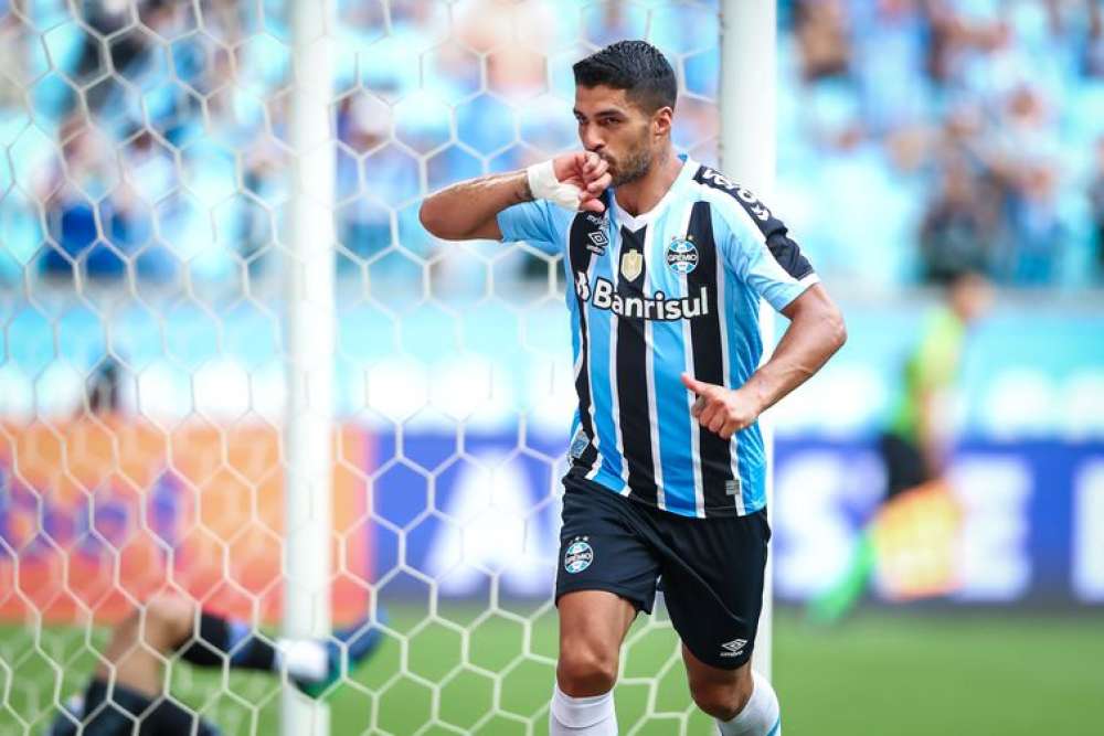 Suárez faz dois e Grêmio vence para manter liderança no Gaúcho