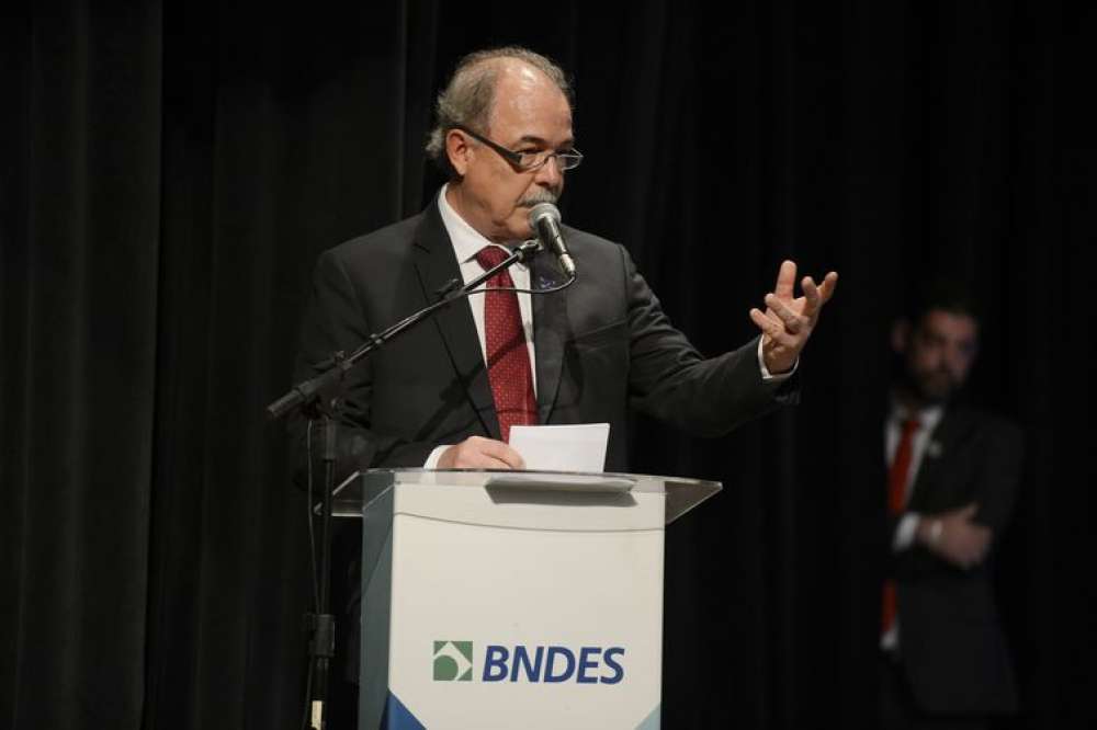 Mercadante toma posse no BNDES e faz discurso em defesa da democracia