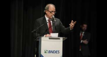 Mercadante toma posse no BNDES e faz discurso em defesa da democracia