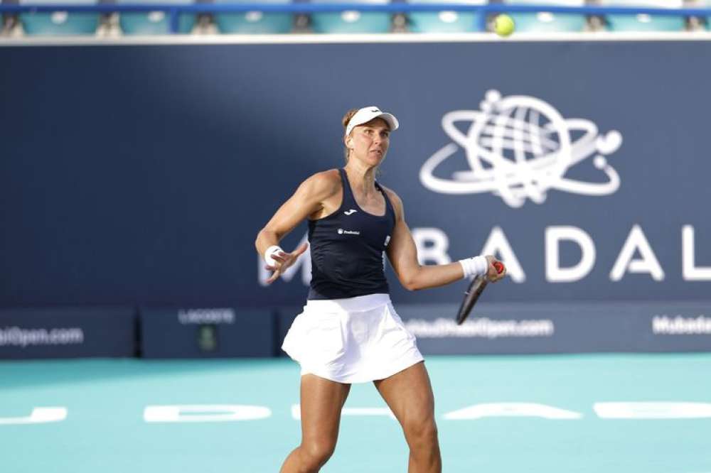 Bia Haddad sai atrás, mas vira em estreia no WTA 500 de Abu Dhabi