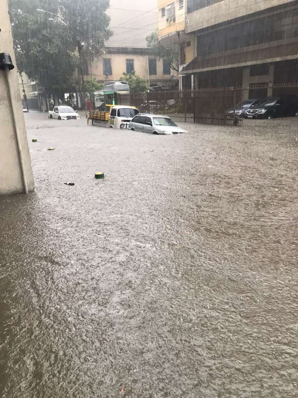 Temporal provoca fechamento da Avenida Niemeyer, na zona sul do Rio