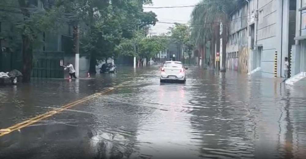 Uma pessoa morre e outra segue desaparecida após temporal em SP