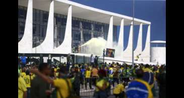 Suíços se oferecem para consertar relógio destruído no Planalto