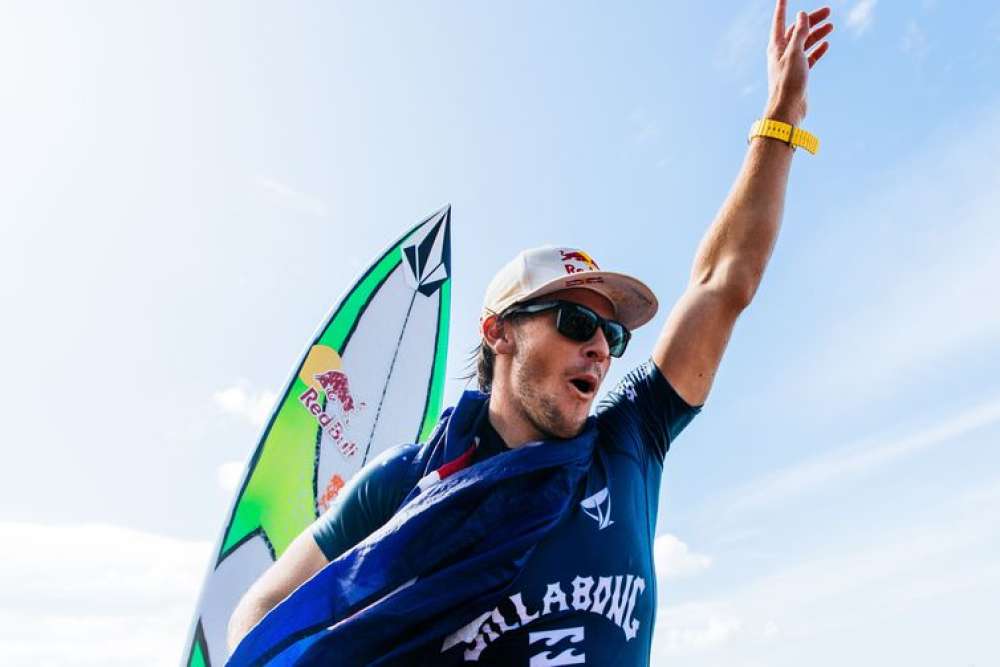 Surfe: Jack Robinson e Carissa Moore vencem em Pipeline