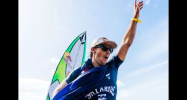 Surfe: Jack Robinson e Carissa Moore vencem em Pipeline