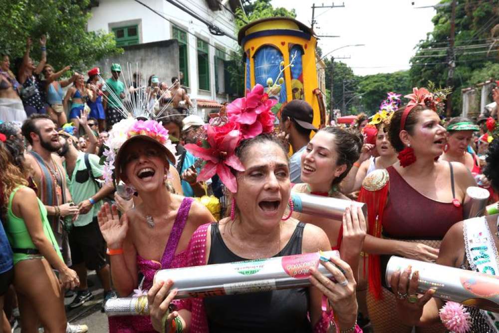 Foliões celebram volta do carnaval do Rio com o bloco Céu na Terra