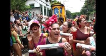 Foliões celebram volta do carnaval do Rio com o bloco Céu na Terra