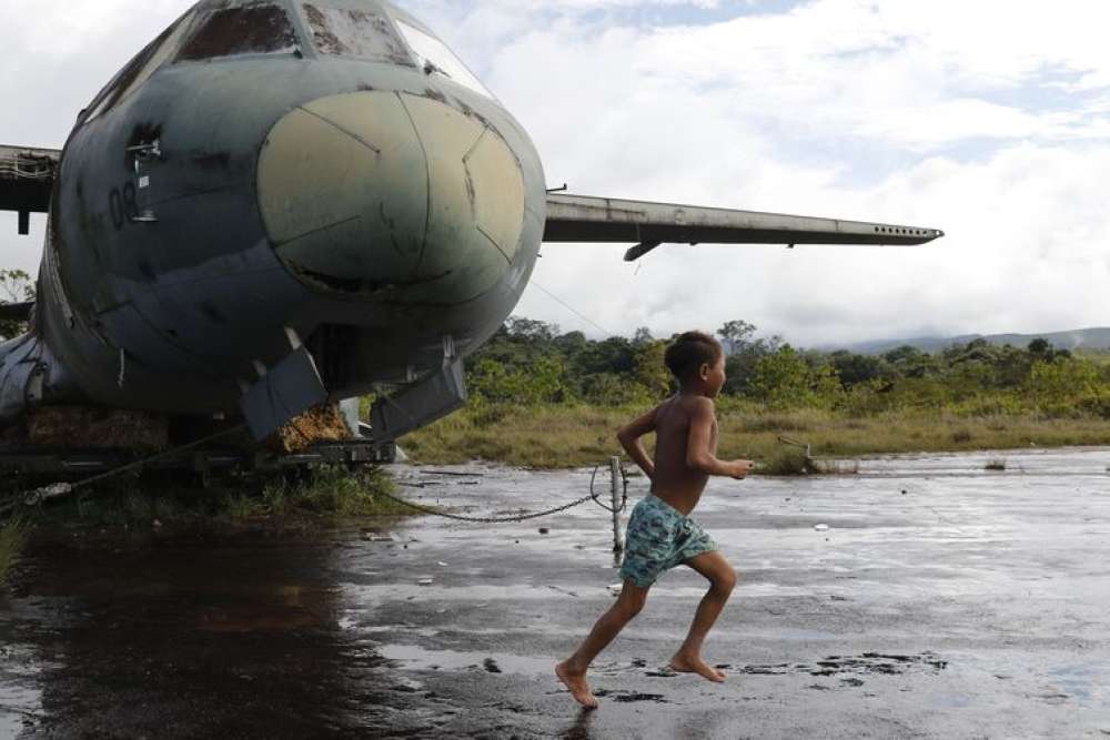 Militares trabalham durante a noite para reformar pista em TI Yanomami