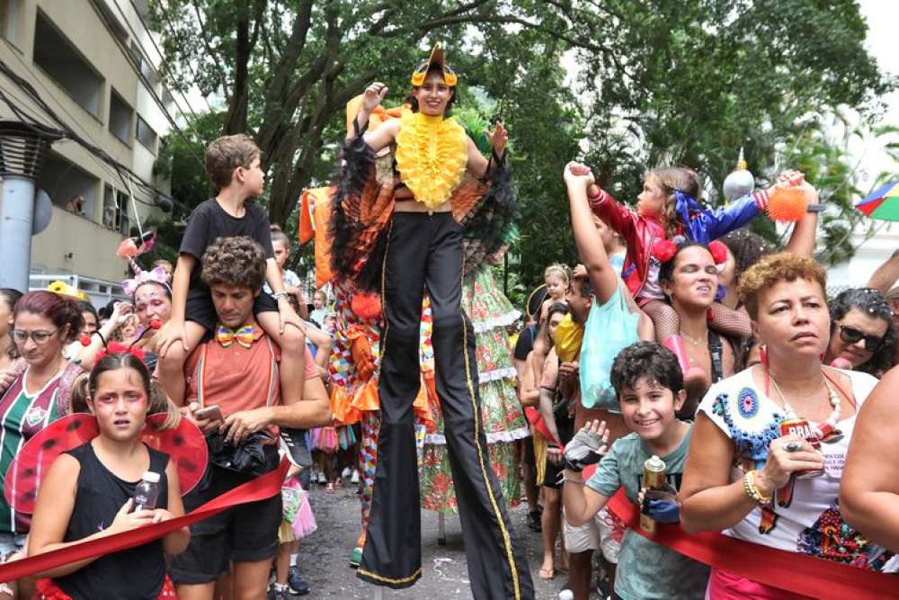 Bloco Gigantes da Lira embala crianças e adultos na Zona Sul do Rio