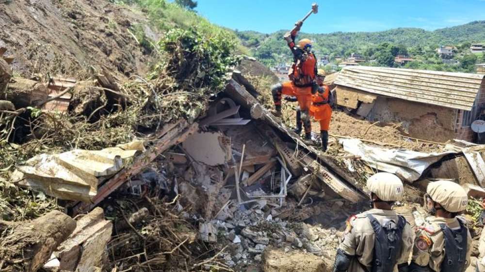 Bombeiros encontram corpo de vítima de deslizamento em São Gonçalo