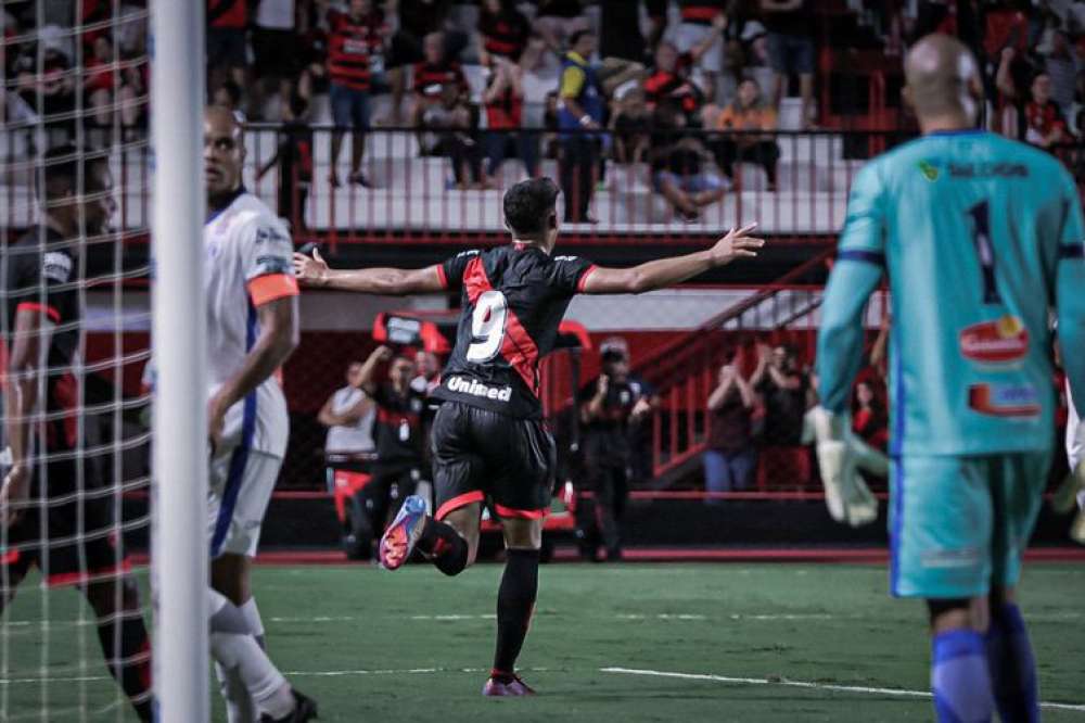 Com Daniel artilheiro, Atlético-GO bate Goianésia por 3 a 0 no Goiano