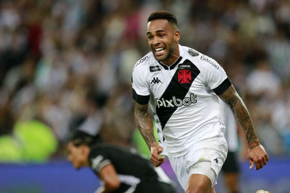 Vasco vence Botafogo no Maracanã para entrar no G4 do Carioca