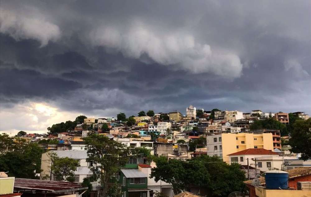 Chuvas, ventos fortes e frio marcam o carnaval em quase todo o país