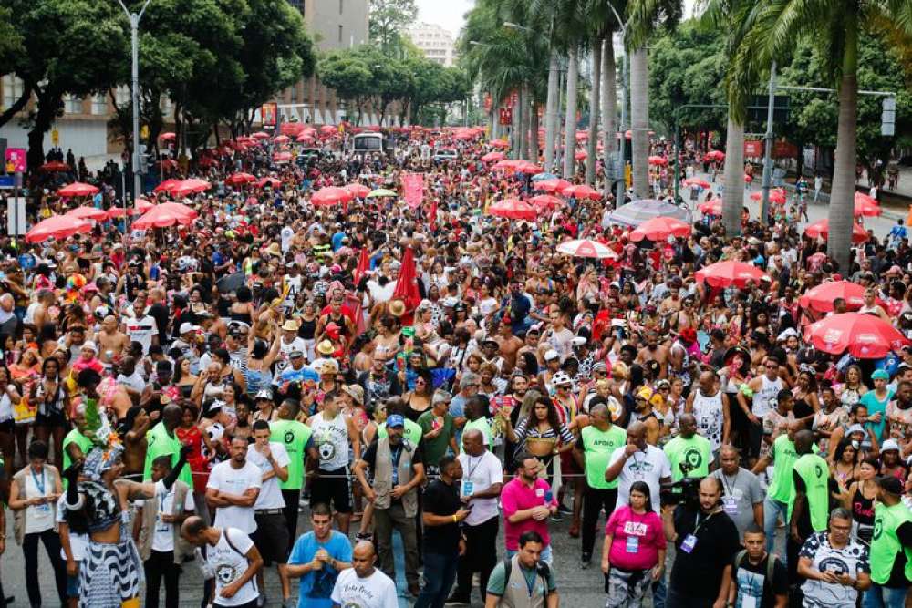 Cordão da Bola Preta arrasta multidão no centro do Rio de Janeiro