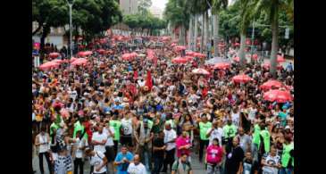 Cordão da Bola Preta arrasta multidão no centro do Rio de Janeiro