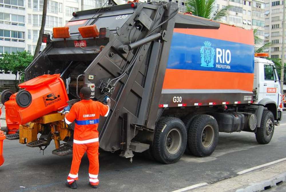 Foliões festejam o carnaval e deixam muito lixo no Rio