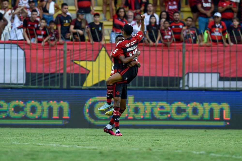 Jovens da base decidem e Flamengo dispara na liderança do Carioca