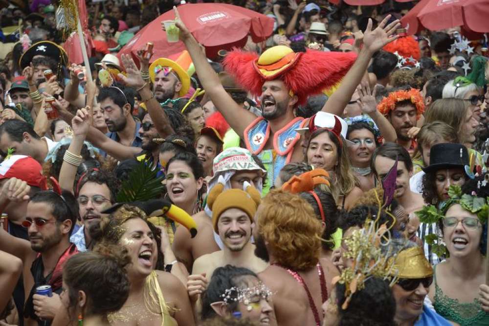 Cordão do Boitatá exalta democracia em retorno do carnaval de rua