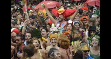 Cordão do Boitatá exalta democracia em retorno do carnaval de rua