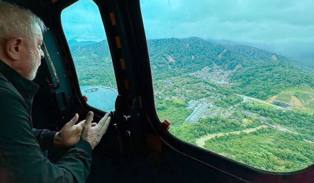 Em São Sebastião, Lula promete reconstrução de casas em áreas seguras