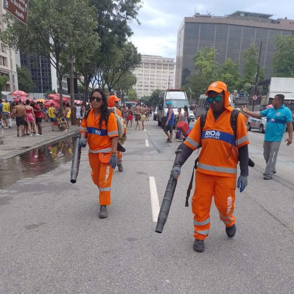 Mais de 66 toneladas de lixo foram recolhidas do Sambódromo no Rio