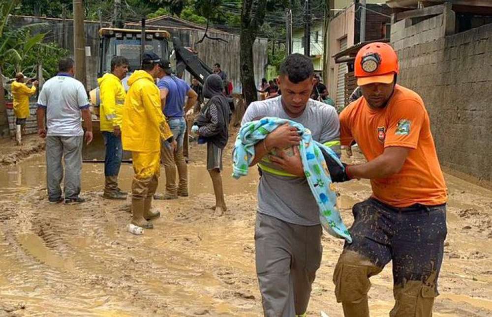 Jornalista que passava carnaval em São Sebastião noticia desastre